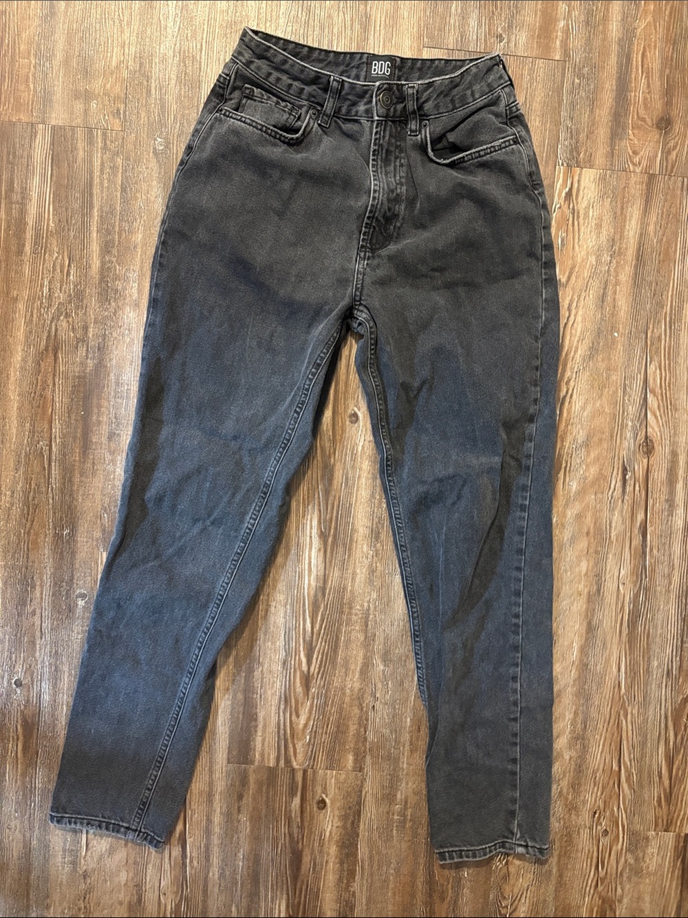 BDG Slim Straight Mom High Rise Jeans in Washed Black size 28